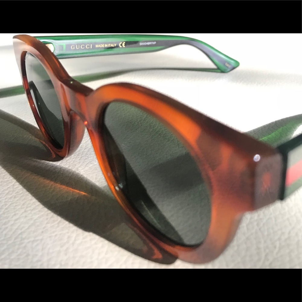 <>  SOLD <>  Gucci Sunglasses - Picture 2 of 8